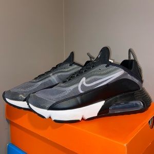 Nike Air Max 2090 Near New. Women’s 7. Black and White